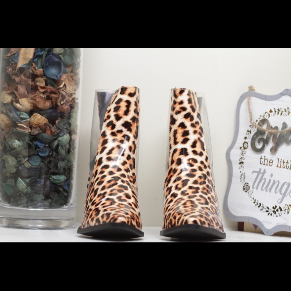 Leopard Vixen - Picture 2 of 3